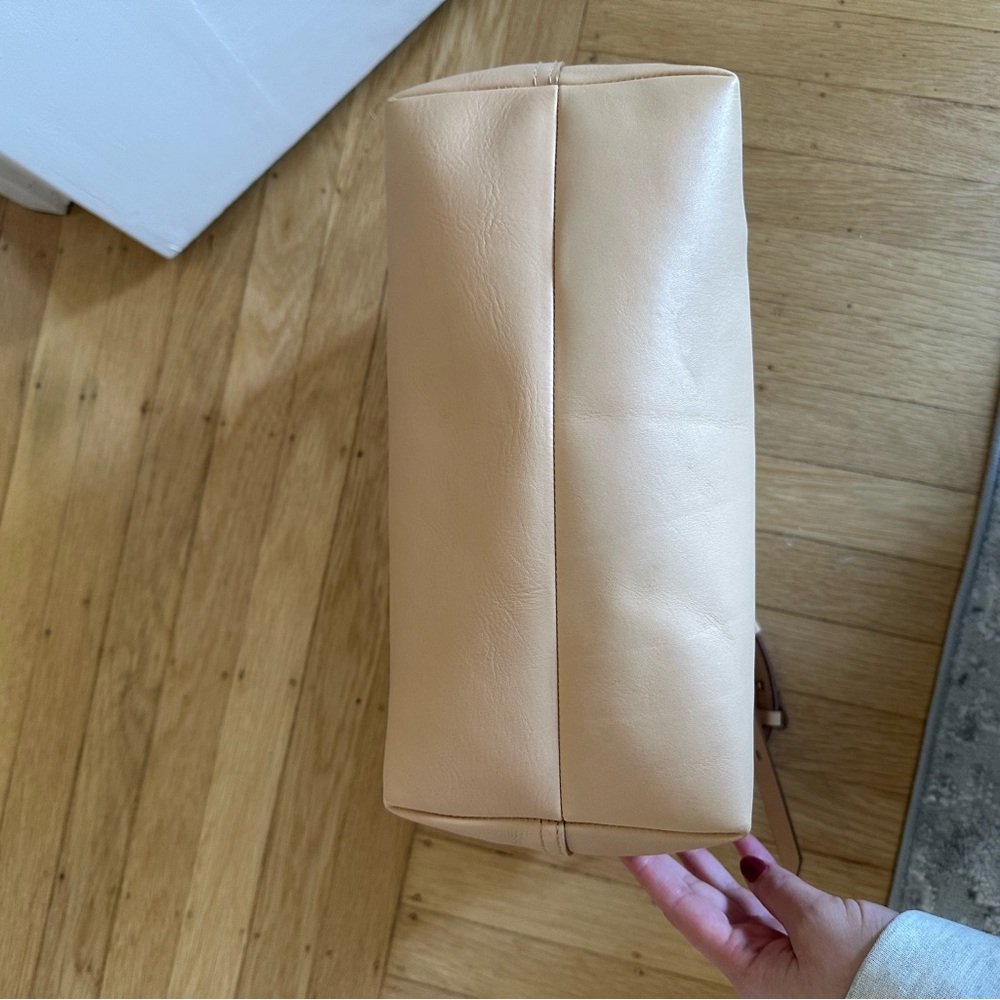 Elegant Tan Leather Tote Bag - Picture 4 of 5